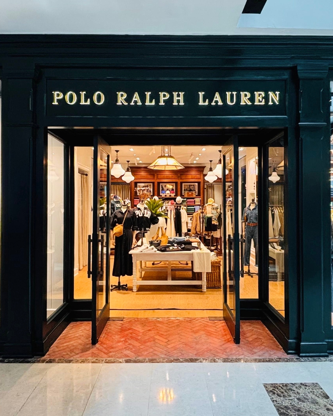 تاریخچه و معرفی برند رالف لورن: آموزش خرید مستقیم - تاریخچه و راهنمای خرید برند رالف لورن، یکی از برندهای معروف و محبوب در زمینه پوشاک.